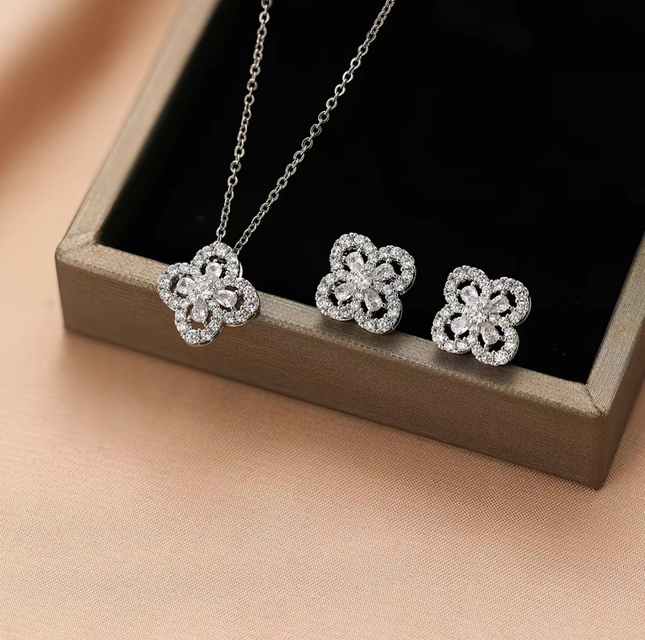 Elegant Clover Jewelry Set — Necklace & Earrings