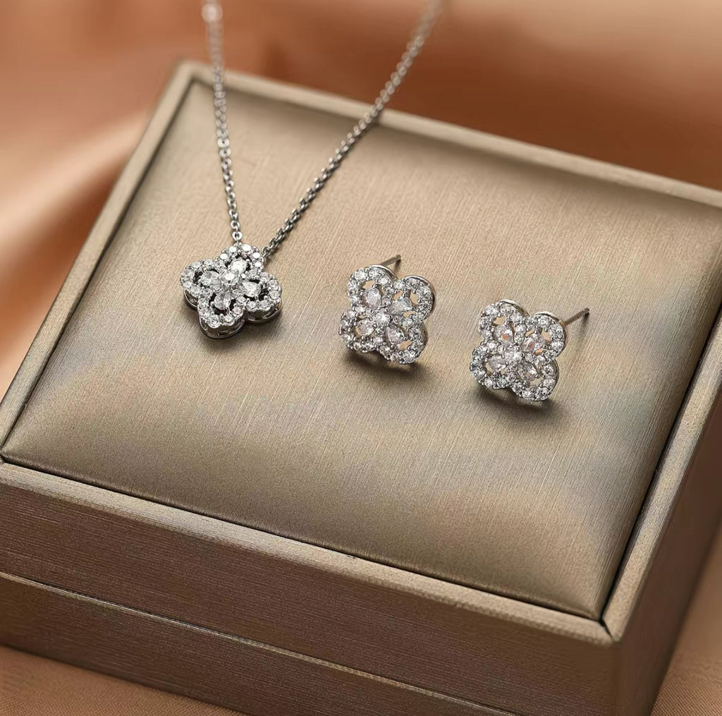 Elegant Clover Jewelry Set — Necklace & Earrings