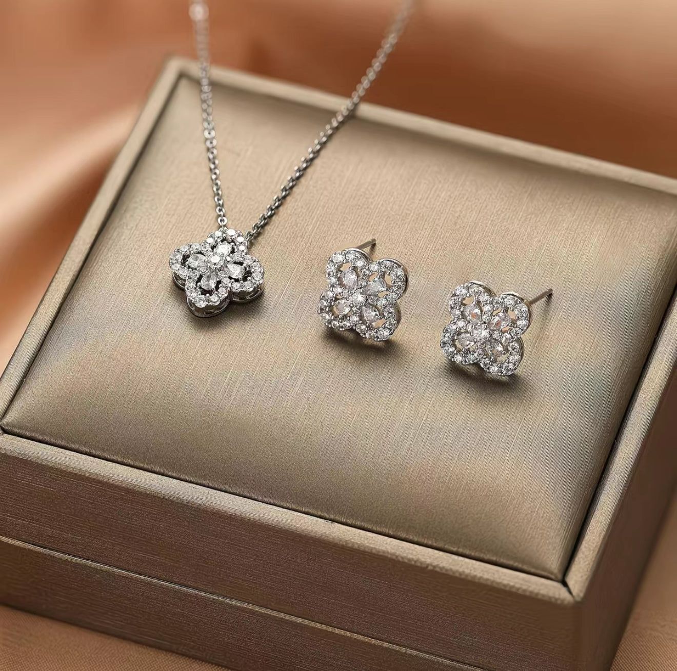 Elegant Clover Jewelry Set — Necklace & Earrings