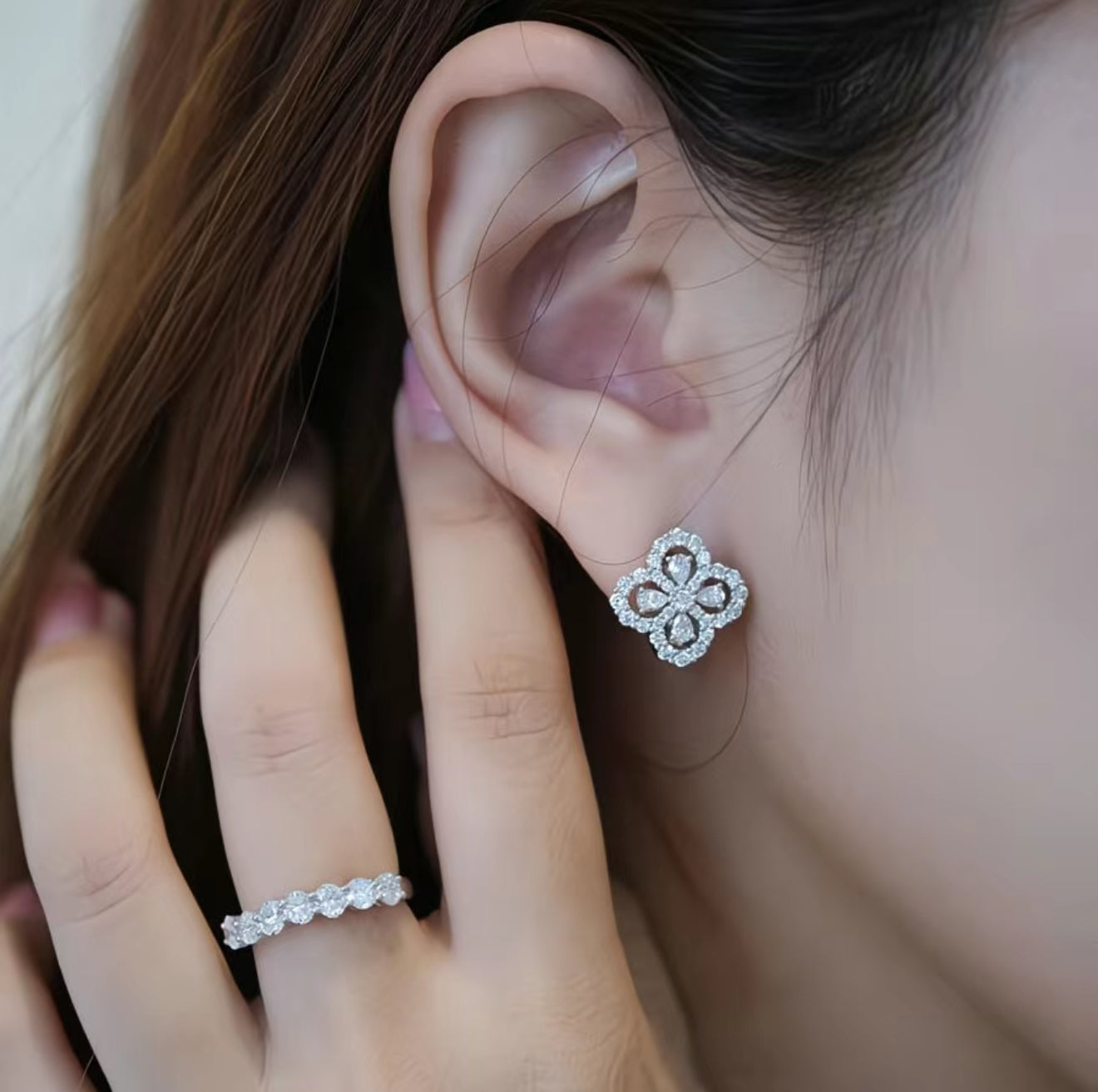 Elegant Clover Jewelry Set — Necklace & Earrings